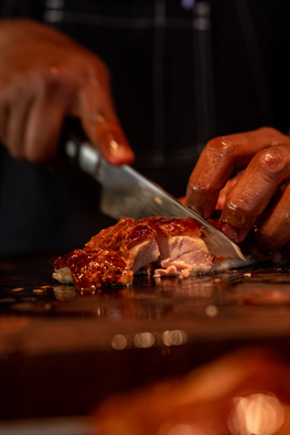 meimei's chef slicing roasted duck