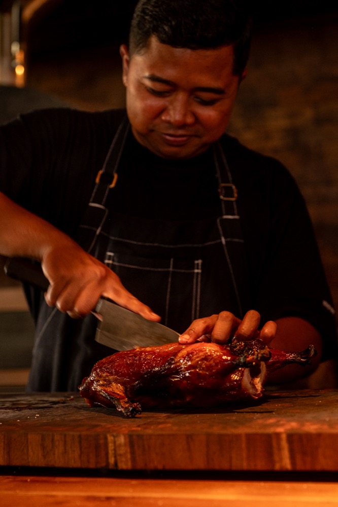 meimei's chef slicing roasted duck